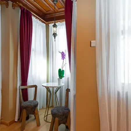 Bed and Breakfast Wonder Wood